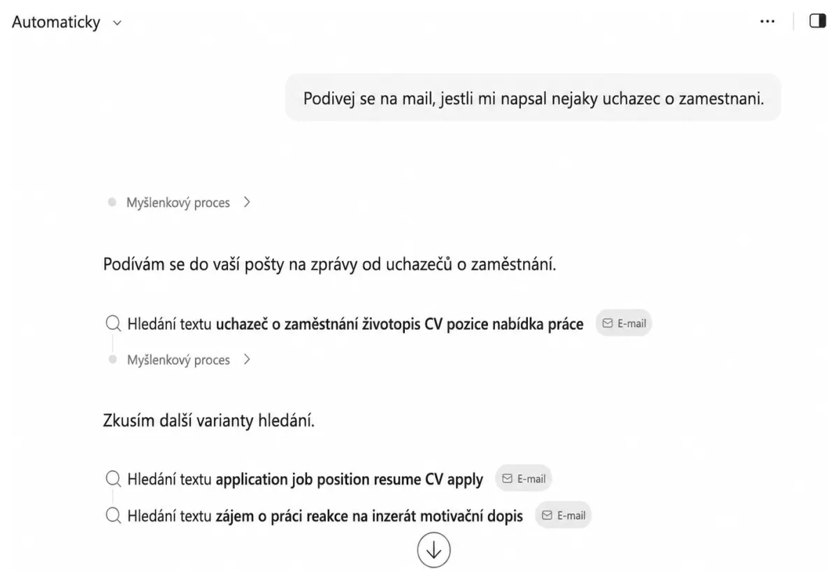 Copilot Cowork při práci: pod zadáním v češtině ukazuje jednotlivé kroky, tedy prohledávání e-mailů podle několika variant dotazu, a mezi nimi odkazy na myšlenkový proces.